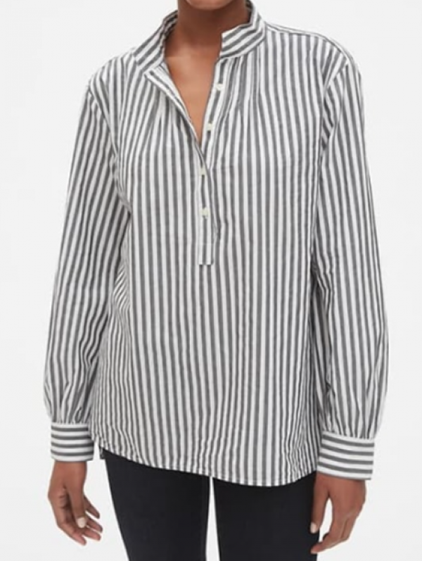 Kemeja kerja dengan aksen kancing besar atau aksen logam